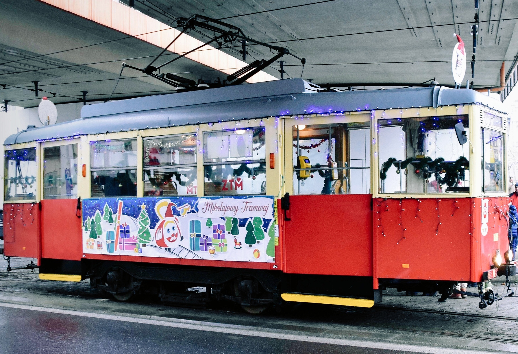 Grafika artykułu: Mikołaj w tramwaju odwiedzi 5 miast