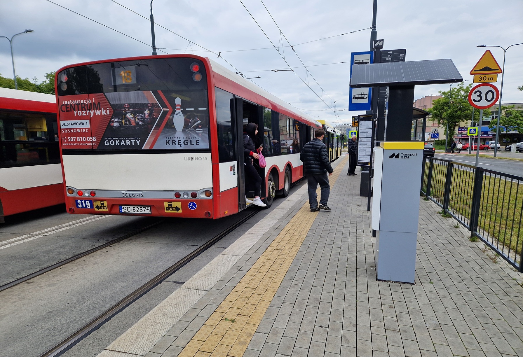 Grafika: Pierwsze solarne automaty włączone do systemu Transport GZM
