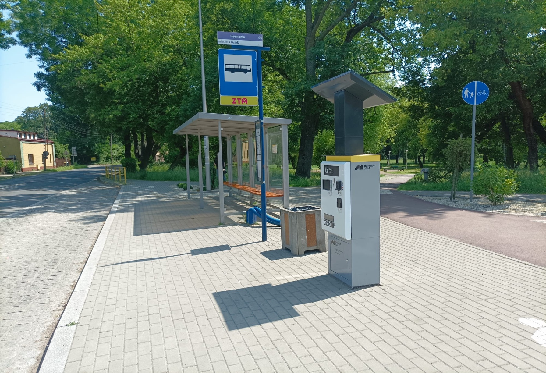 Grafika: Kolejne solarne automaty włączone do systemu Transport GZM