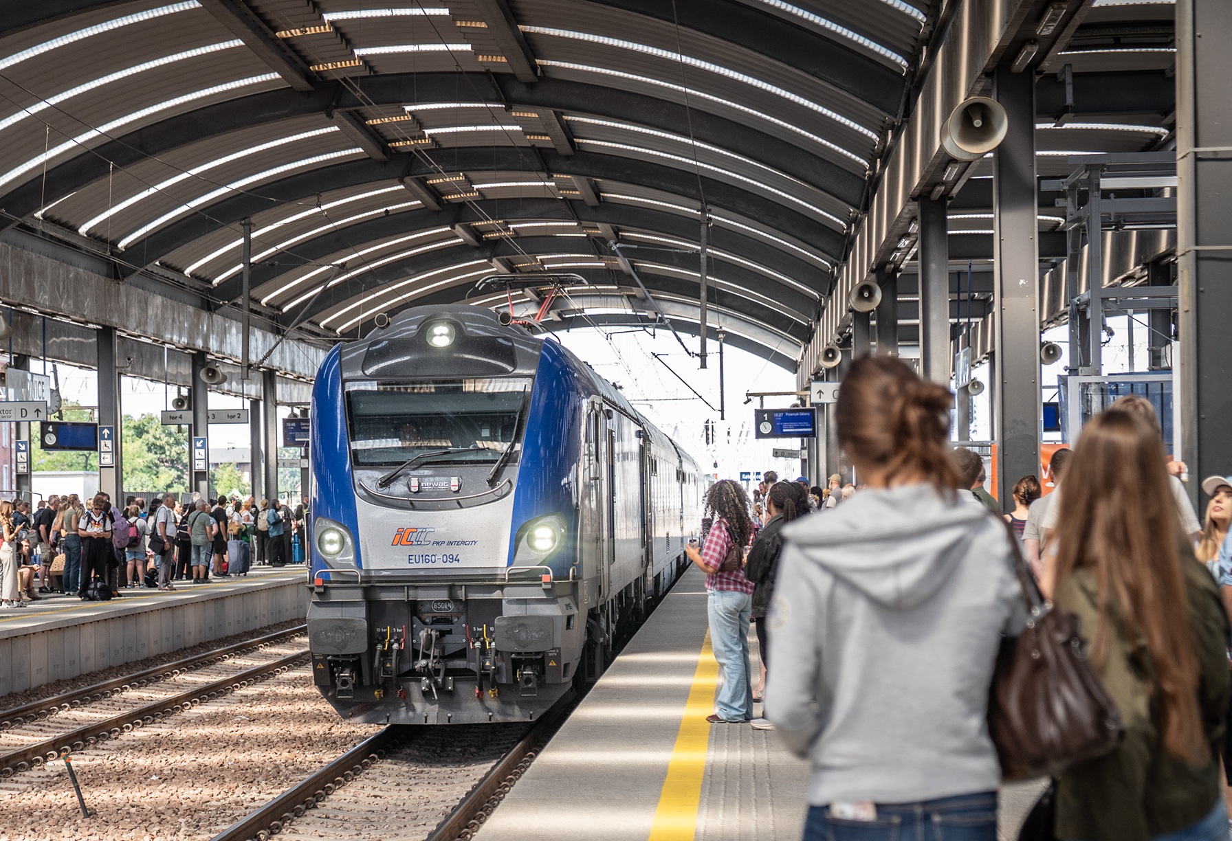 Grafika: Więcej pociągów, łatwiejsze podróże. PKP Intercity integruje się z Górnośląsko-Zagłębiowską Metropolią