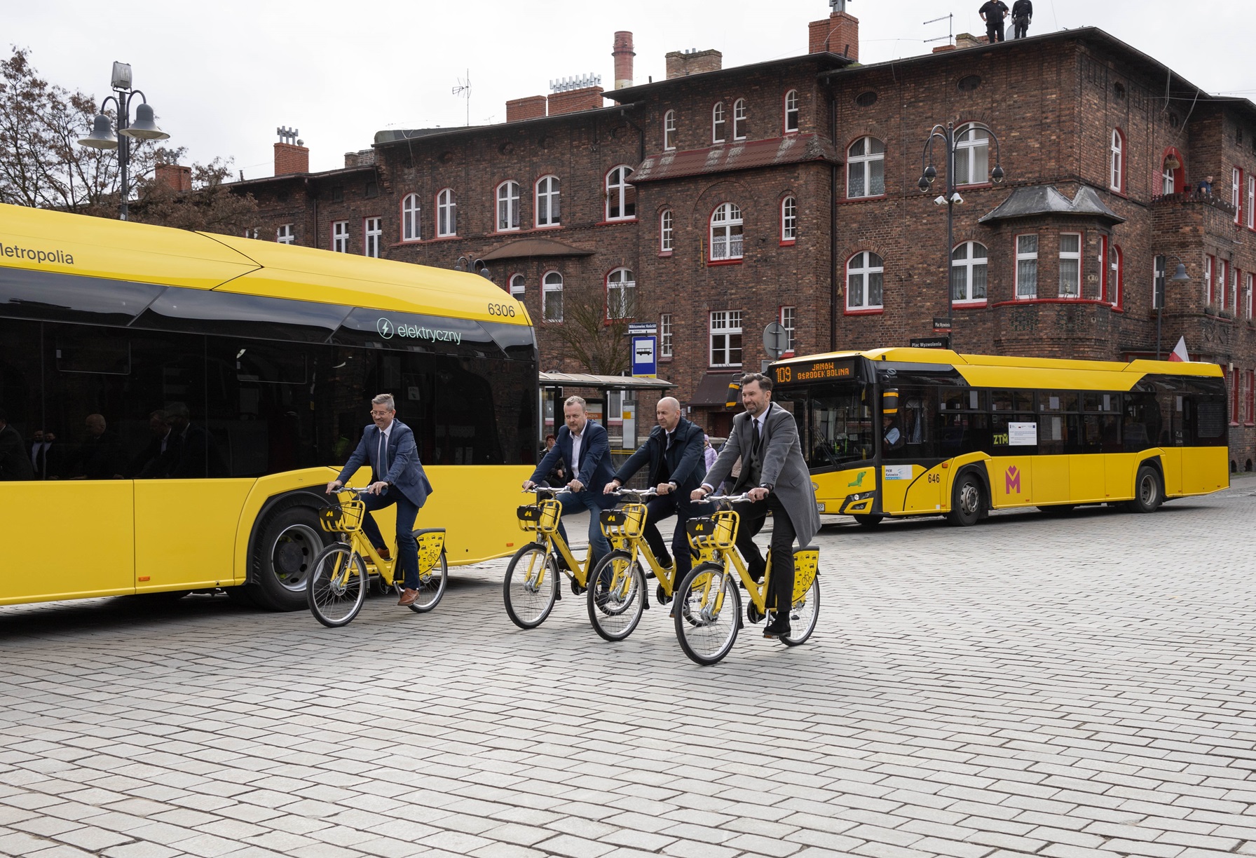 Grafika: Metrorower wystartował. Największy w Polsce i trzeci w Europie system wypożyczalni miejskich rowerów już dostępny