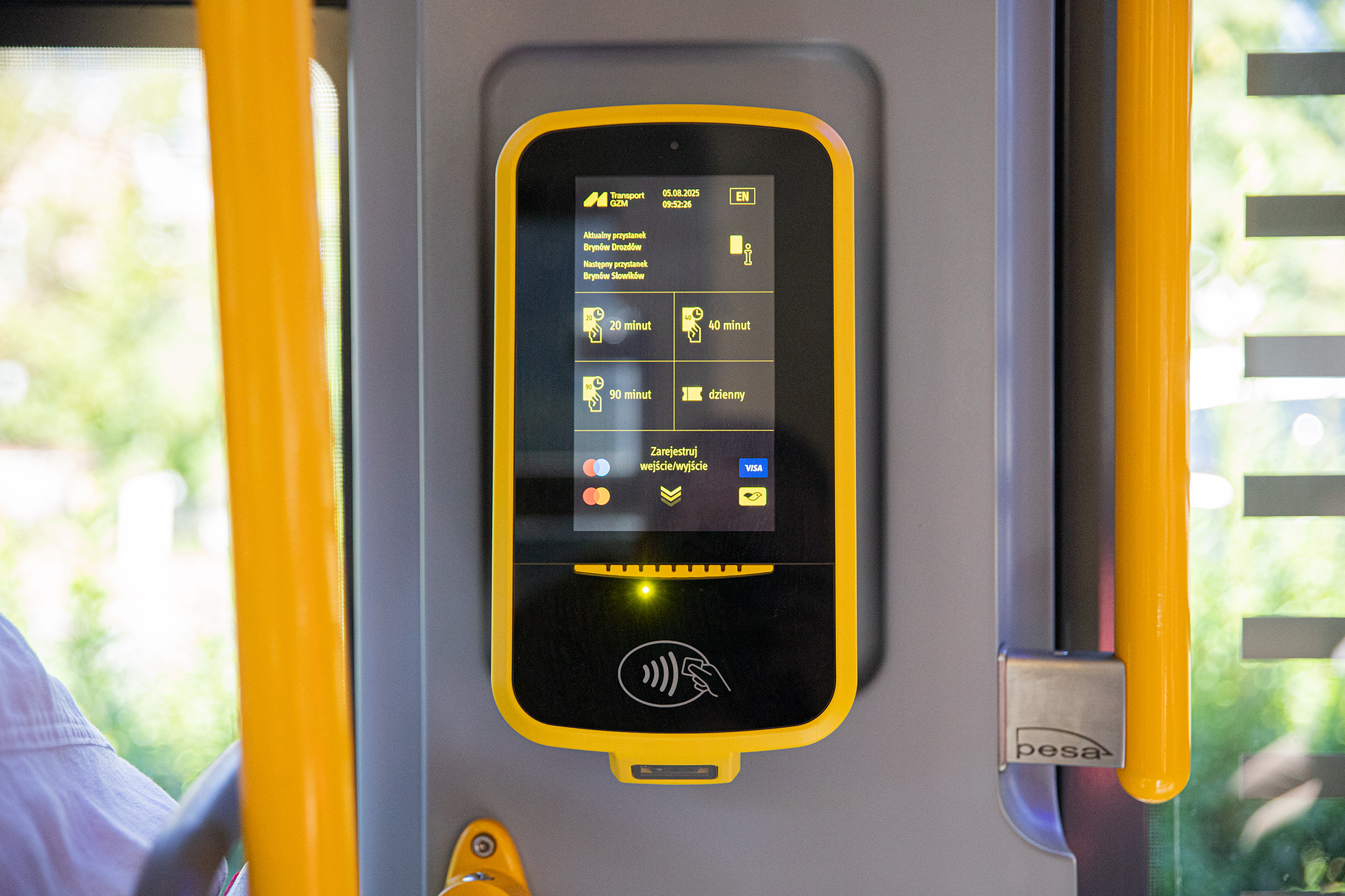 Grafika: Płatność kartą już we wszystkich pojazdach Transport GZM