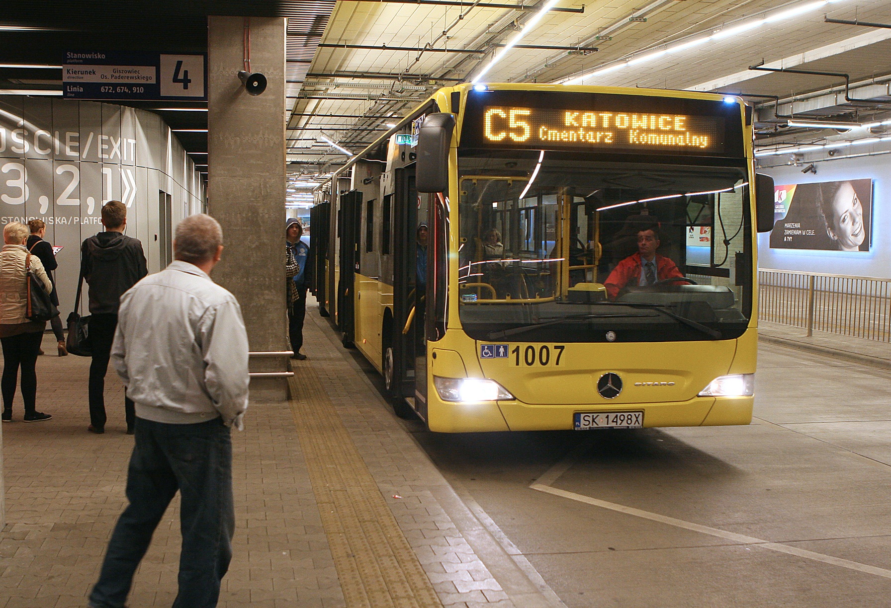 Graphics: Transport GZM z bezpłatnymi przejazdami i specjalnymi liniami na Wszystkich Świętych
