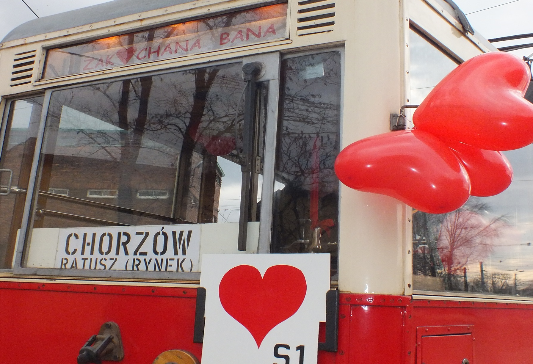 Графіка: „Zakochana bana” znowu na torach